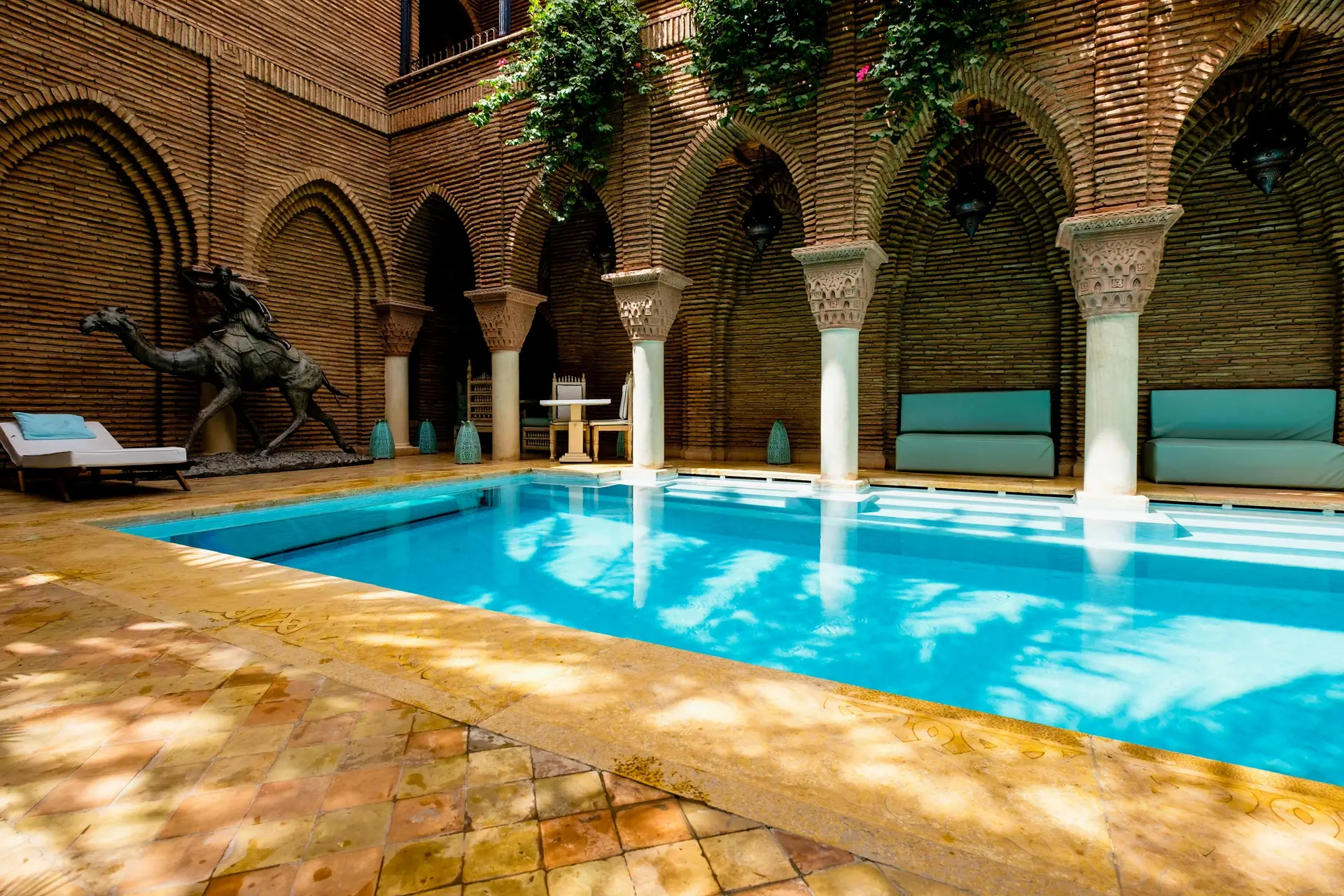 Riad-cour-interieure-avec-piscine-Marrakech-carrelage-Terre-cuite