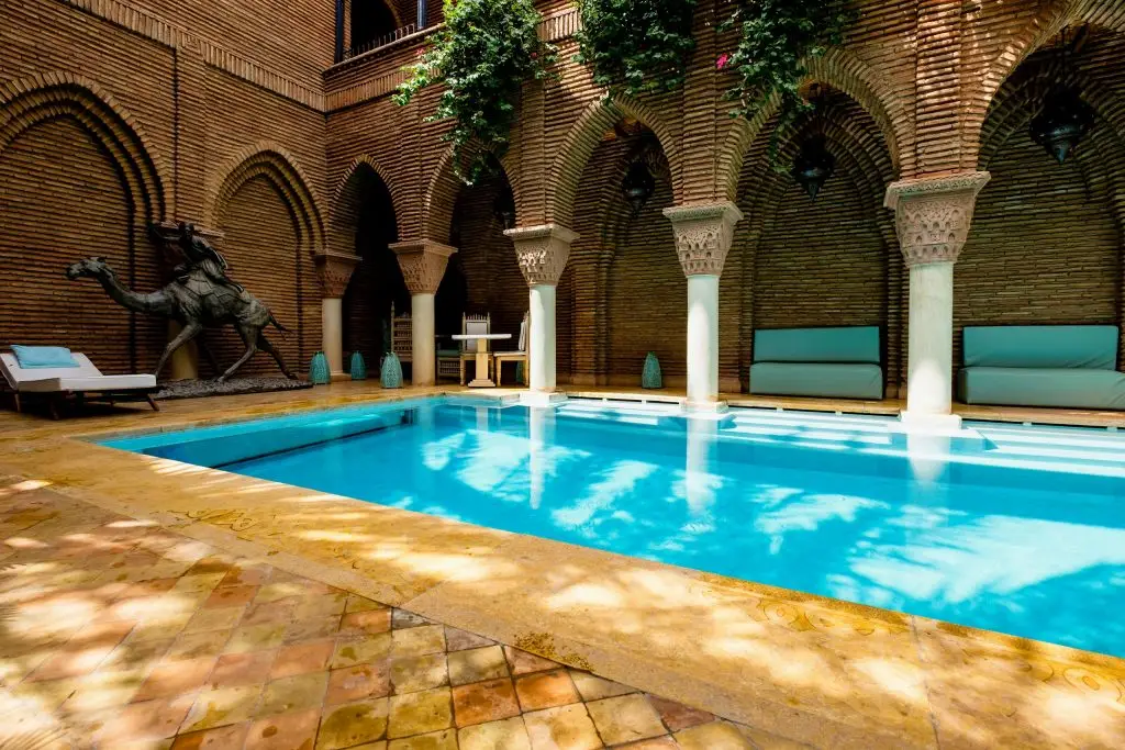 Riad-cour-interieure-avec-piscine-Marrakech-carrelage-Terre-cuite